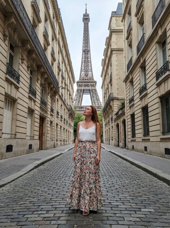 Foto Ultra-Realistica su Rue de l'Université: Persona in Gonna Floreale Maxi e Top Bianco Guarda ...