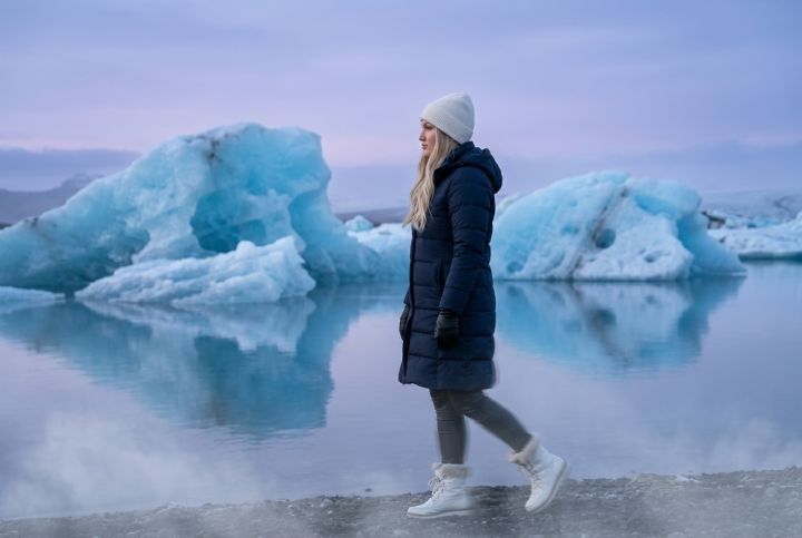 Fotorealistische wandelaar aan nevelige Jökulsárlón-gletsjerlagune bij schemering met ijsschotsen
