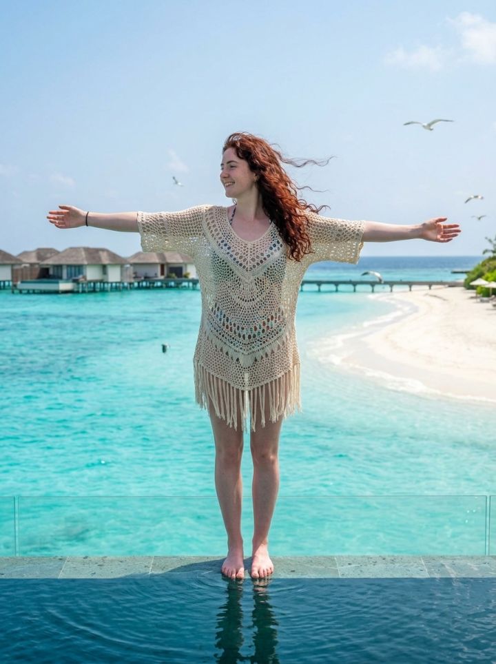 Kvinde ved Infinity Pool i Overwater Villa – Ultrafotorealistisk Havudsigt med Creme Cover-Up