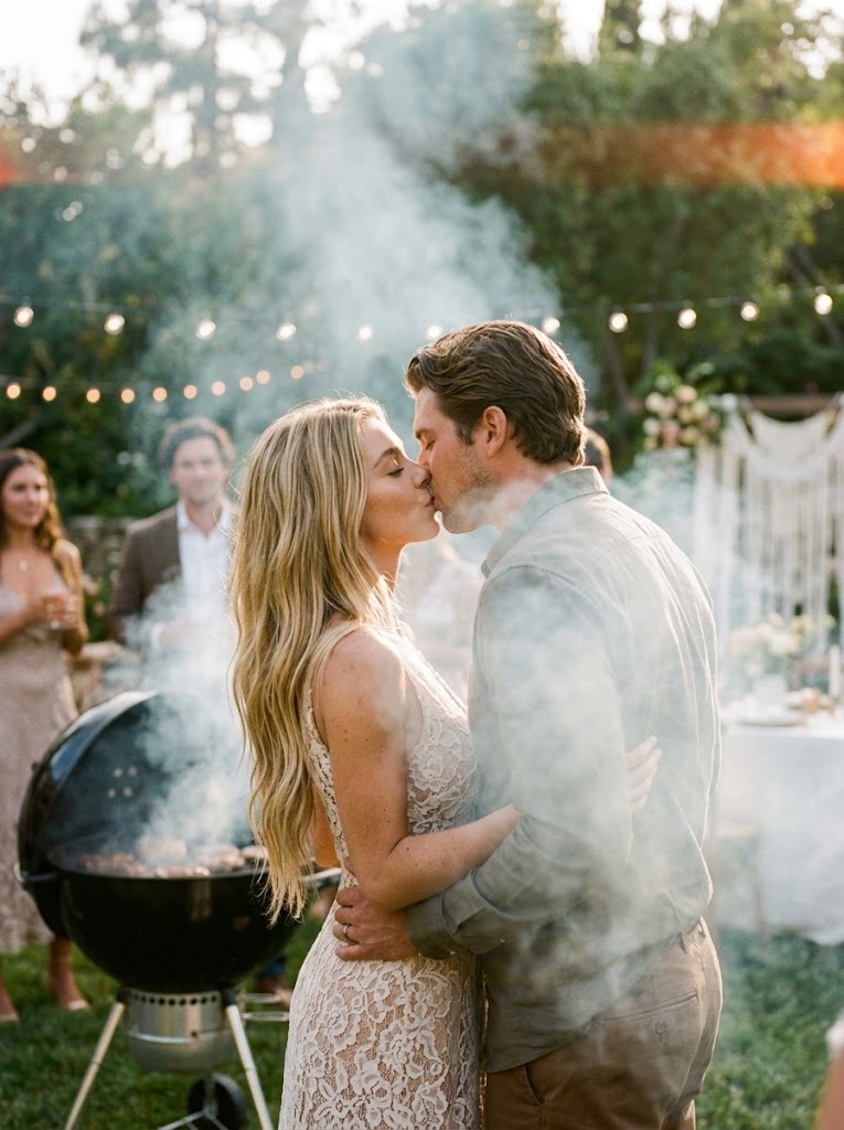 Petó de Boda al Jardí amb Fum de Barbacoa