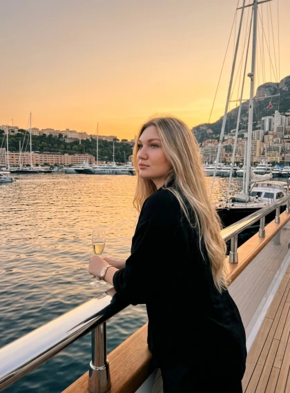 Bersandar Santai di Dek Superyacht Pelabuhan Monaco Saat Senja Matahari Terbenam
