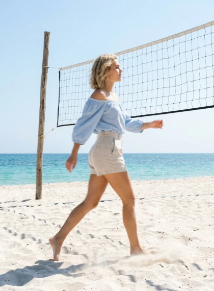 Dinamična šetnja s efektom pokreta prema mreži plažne odbojke na sunčanoj tropskoj plaži