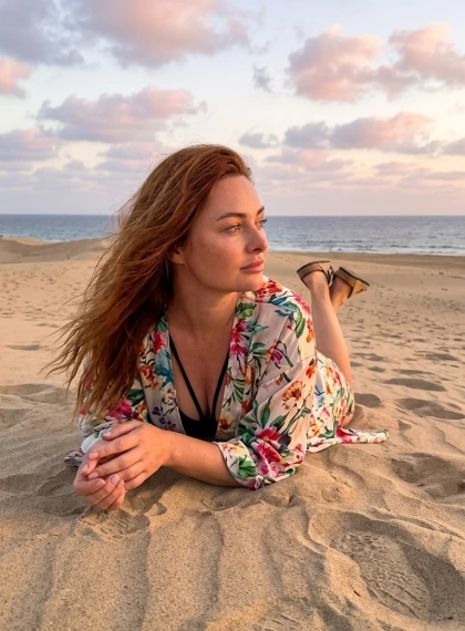 Donna nelle Dune di Sabbia al Tramonto: Tunica Seta Floreale su Bikini Slingshot