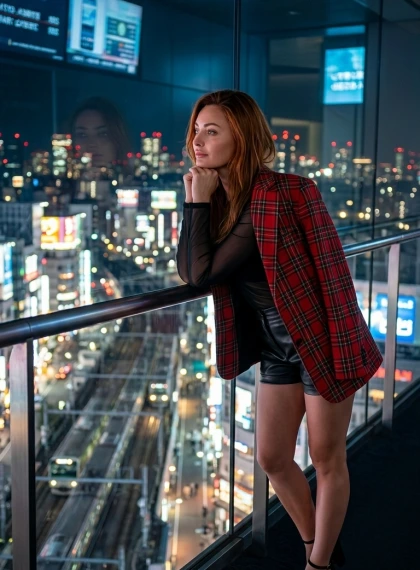 Dramatisch silhouet op Shinjuku Skyline: neonpanorama Tokyo met trendy rode geruite blazer