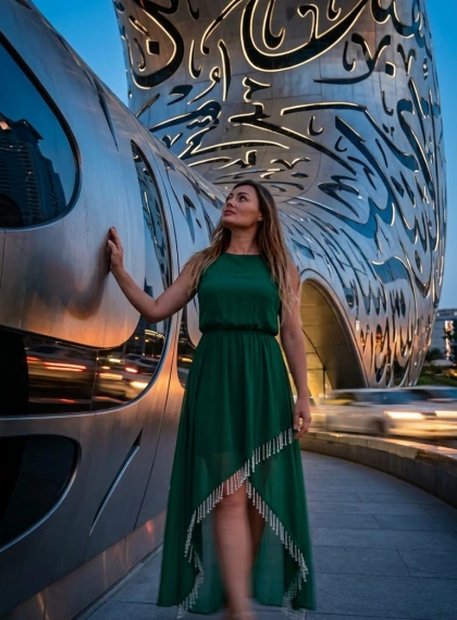 Ecje Elegante pranë Muzeut të së Ardhmes në Mbrëmje – Fustan Chiffon Jeshil Smerald