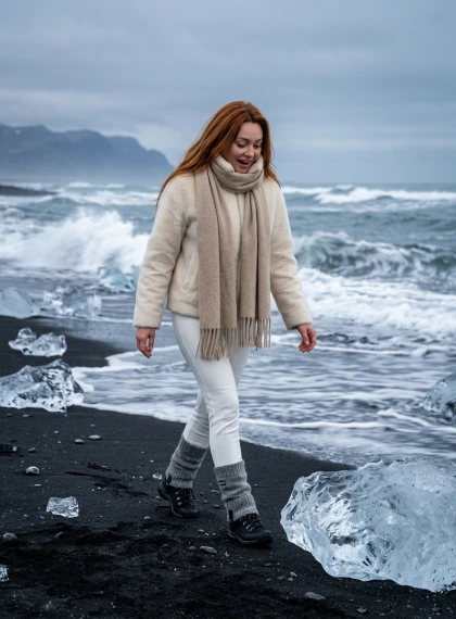 Foto Ultra-Realista: Caminante en Playa Diamond de Arena Negra con Hielos Transparentes, Islandia