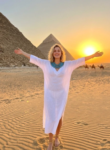 Gizan pyramidit auringonlaskussa – fotorealistinen egyptiläinen nainen kultaisilla hiekkadyyneillä