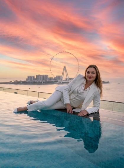 Piscina Infinity Address Beach Resort: Elegante Figura Bianca al Tramonto Tropicale con Illusione di Galleggiamento