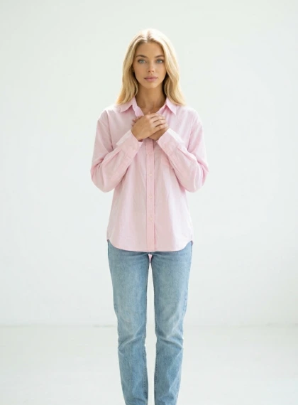 Portrait photoréaliste ultra réaliste : Personne debout relaxée en chemise rose pastel, lumière naturelle pure