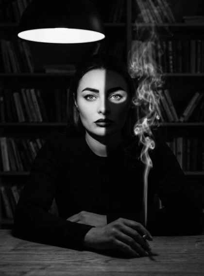 Pose Duduk Misterius di Meja: Bayangan Topeng Wajah dari Lampu Atas, Asap Mengepul, Rak Buku Gelap Low Key