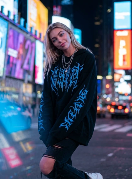 Potret Wajah Tiga Perempat Sudut Kanan, Senyum Misterius Cahaya Neon Biru, Gaya Urban Streetwear Oversize Hoodie Hitam