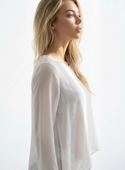 Retrato Perfil Ultra Fotorealista: Mulher em Túnica Chiffon Branca Transparente, Luz Suave Lateral