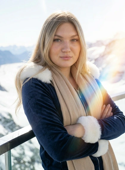 Retrato ultra realista a Jungfraujoch: Estil casual amb jogger de vellut marí i bufanda de caixmir