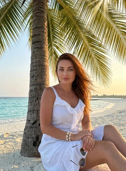 Sedící žena v lněných letních šatech pod osamělou palmou na tropické pláži – Zlatá hodina, ultra fotorealismus