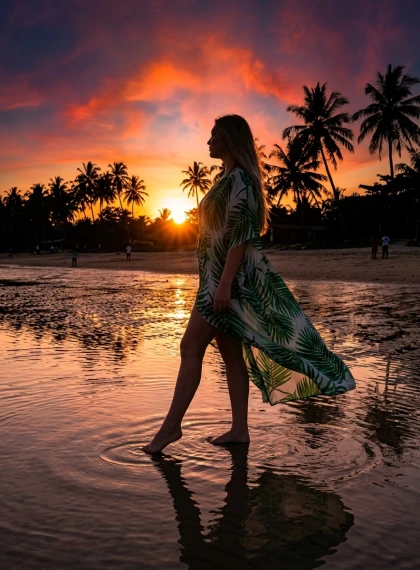 Silhueta Dramática de Corpo Inteiro ao Pôr do Sol Tropical com Vestido Kaftan Fluido
