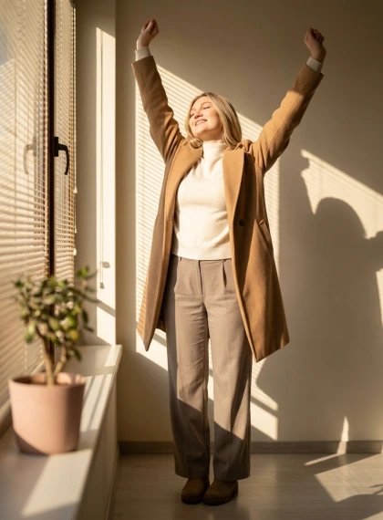 Stiramento Mattutino Sereno in Cashmere Avorio, Cappotto Cammello e Pantaloni Taupe Eleganti
