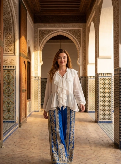 Ultra realistická fotografie: Procházka palácem Bahia v Marrákeši v luxusním outfitu