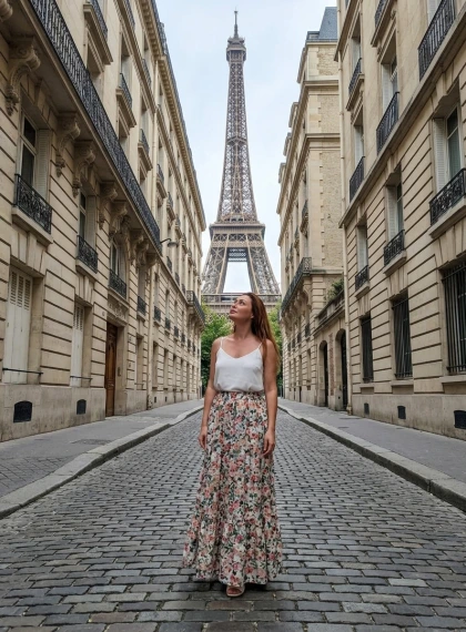 Ultra-realistisches Foto Rue de l'Université: Frau in floralem Maxi-Rock blickt morgens zum Eiffelturm