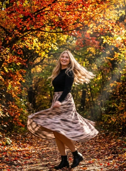 Výstřední točení sukní v podzimním lese – ultra fotorealistický obrázek