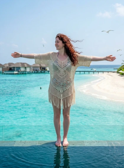 Wanita Elegan di Tepi Infinity Pool Vila Overwater, Pose Memukau Pemandangan Laut Bawah Matahari Siang